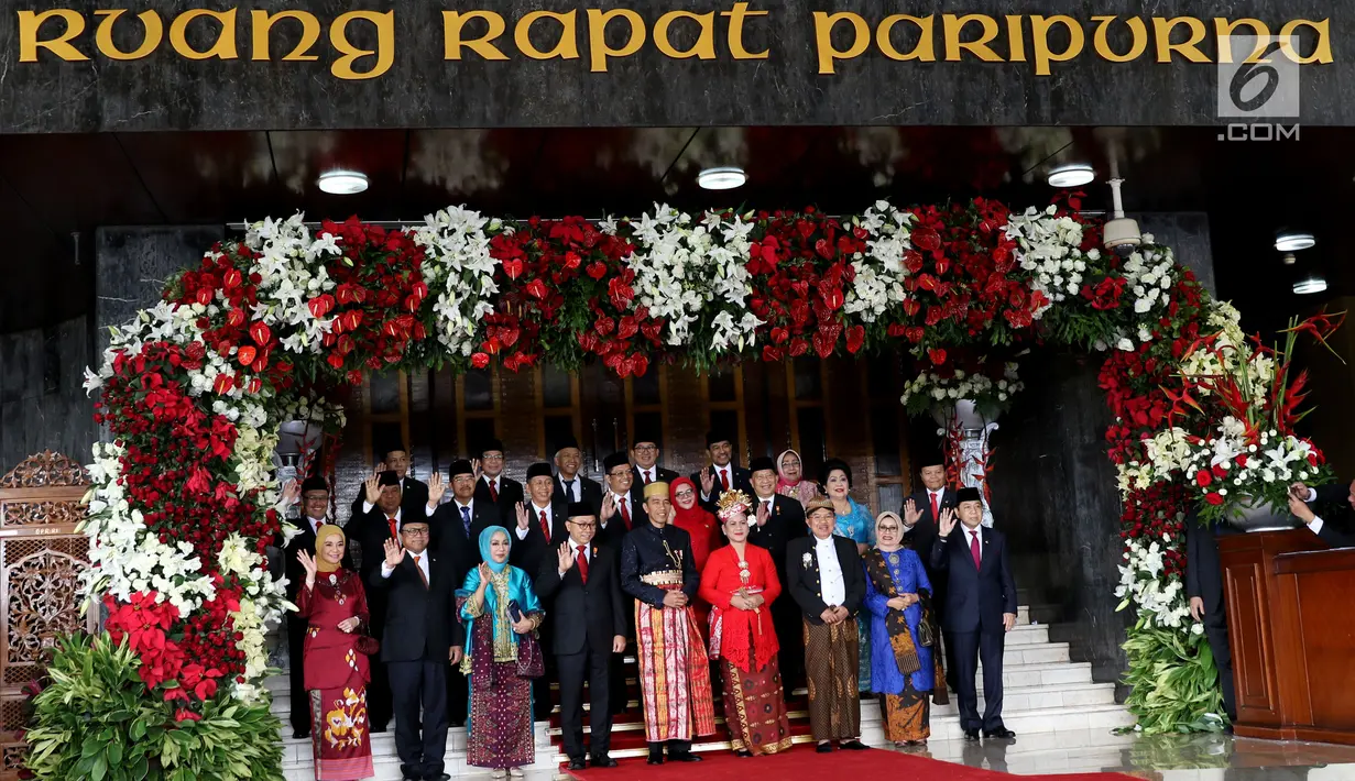 Presiden Jokowi dan Wakil Presiden Jusuf Kalla serta para pimpinan tinggi lembaga negara berfoto bersama sebelum menghadiri pembukaan Sidang Tahunan MPR RI Tahun 2017 di Kompleks Parlemen, Senayan, Jakarta, Rabu (16/8). (Liputan6.com/Angga Yuniar)