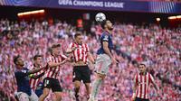 Mikel Merino (Arsenal) dan Andoni Gorosabel (Athletic Bilbao) melompat berebut bola dalam laga pembuka Liga Champions di San Mames, Spanyol, 16 September 2025. (AP Photo/Miguel Oses)