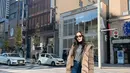 Saat menikmati jalan-jalan santai di kota, Cathy memilih tampil casual chic dengan plaid shirt yang dipadukan dengan celana jeans kulot. Ia melengkapi gayanya dengan puffer jacket berwarna mocca, salah satu warna yang diprediksi menjadi tren Pantone 2025. Penampilan ini memberikan nuansa modern namun tetap effortless. [@cathysharon].