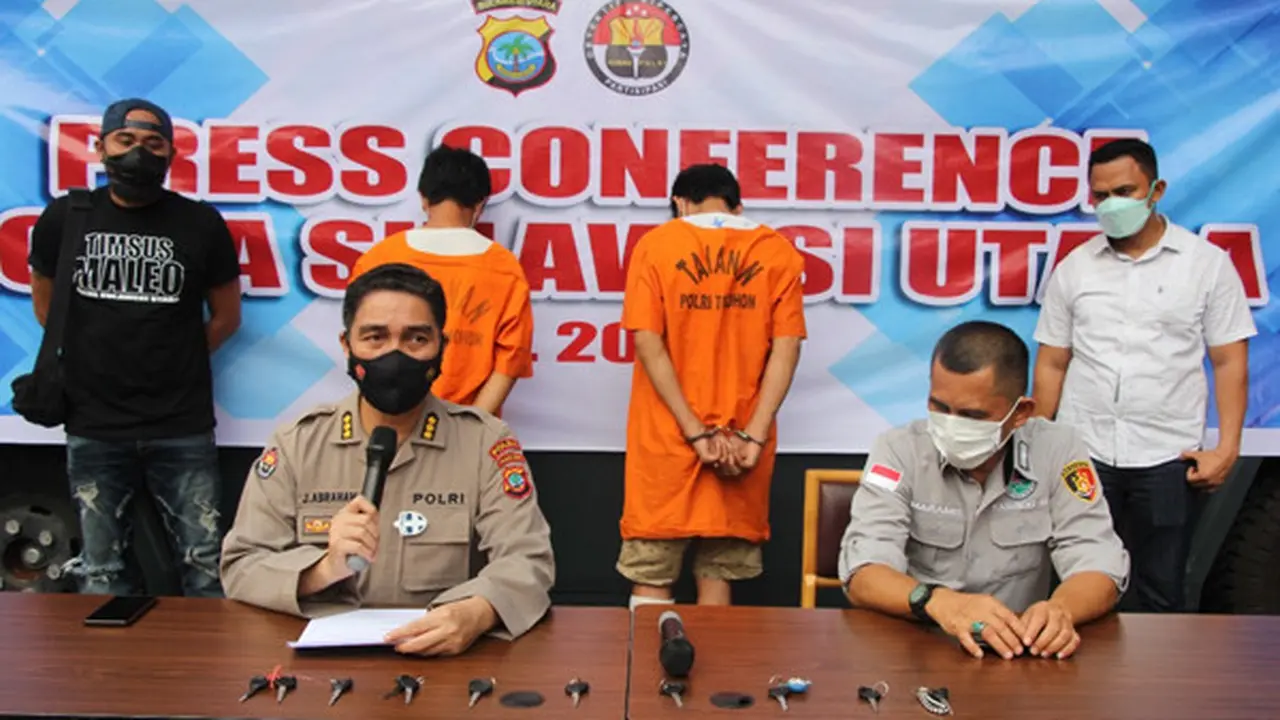 Abast memberikan keterangan terkait pengungkapan kasus curanmor saat jumpa pers di Markas Polda Sulut.