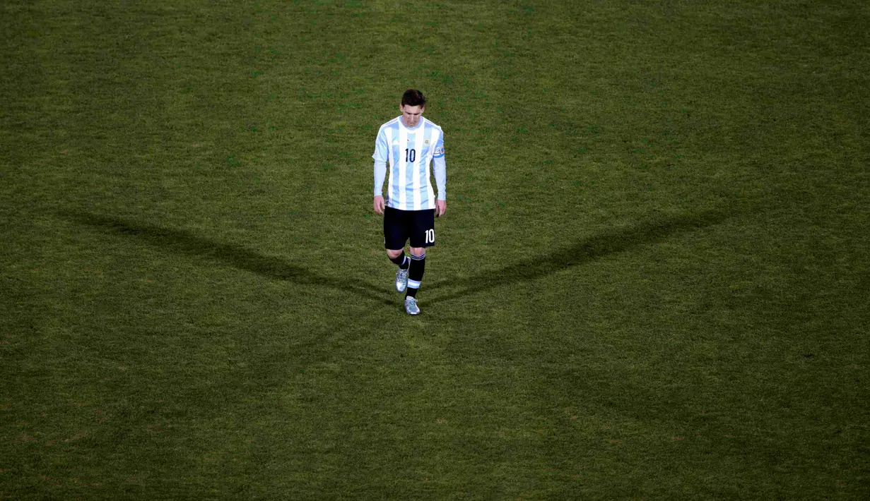 Lionel Messi kembali gagal membawa Argentina meraih gelar juara. Kegagalan di final Piala Dunia 2014 kembali terulang setelah kalah di final Copa America 2015 dari tuan rumah Cile lewat adu penalti dengan skor 1-4.  (REUTERS/Ricardo Moraes)