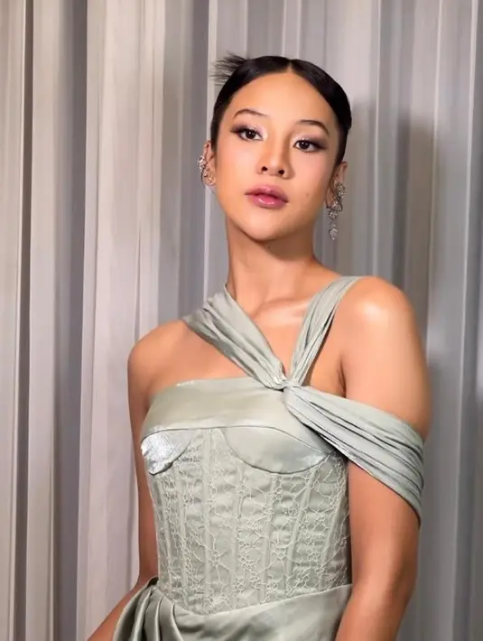 Hadiri resepsi pernikahan Valencia Tanoe dan Kevin Sanjaya, Anya Geraldine terlihat elegan dan mewah dibalut corset dress berdetail drapery dan high slit. [Instagram].