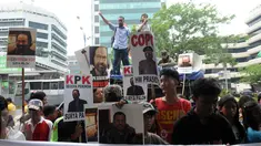 Massa menggelar aksi unjuk rasa di depan Gedung KPK, Jakarta, Senin (4/1/2016). Mereka menuntut KPK untuk mengusut tuntas aliran dana bansos yang diberikan Gubernur Sumut, Gatot Pujo Nugroho kepada sejumlah pihak. (Liputan6.com/Helmi Afandi)