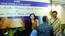 Puan Maharani dan Agung Laksono mendapat ucapan selamat dari tamu yang hadir dalam acara serah terima jabatan Menkokesra, Jakarta, Selasa (28/10/2014). (Liputan6.com/Andrian M Tunay)
