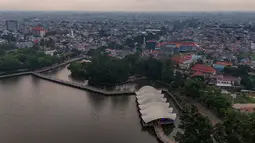 Keberadaan Situ Cipondoh sejak awal diarahkan untuk mengairi lahan persawahan, menampung limpahan dari daerah aliran sungai, serta menjadi cadangan air saat musim kemarau. Tampak foto udara memperlihatkan area Situ Cipondoh di Kota Tangerang, Banten, yang tetap berfungsi sebagai kawasan konservasi air sekaligus destinasi rekreasi warga, Rabu (14/4/2026). (merdeka.com/Arie Basuki)