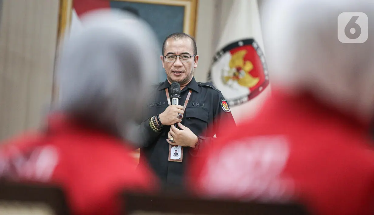 Ketua Komisi Pemilihan Umum (KPU), Hasyim Asy'ari memberi sambutan saat menerima pendaftaran Partai Solidaritas Indonesia (PSI)sebagai Partai Politik Calon Peserta Pemilu 2024 di Gedung KPU, Jakarta, Rabu (10/8/2022). Diketahui, pendaftaran partai politik (parpol) untuk Pemilu 2024 sudah dimulai sejak awal Agustus lalu. (Liputan6.com/Faizal Fanani)