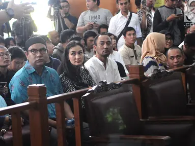 Artis Atiqah Hasiholan yang juga anak Ratna Sarumpaet (tengah) saat mengikuti jalannya sidang dakwaan perdana atas kasus penyebaran berita hoaks di Pengadilan Negeri (PN) Jakarta Selatan, Kamis (29/2). (Liputan6.com/Herman Zakharia)