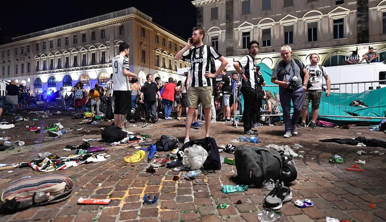 Kondisi di lokasi nonton bareng (nobar) final Liga Champions di Turin, Italia, Minggu (4/6). Ratusan orang luka-luka karena panik akibat suara ledakan beberapa saat usai Juventus mengalami kekalahan 1-4 dari Real Madrid. (Alessandro Di Marco/ANSA via AP)