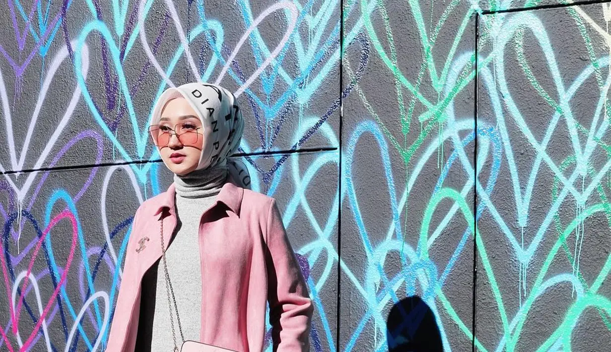 Wanita asal Palembang ini memang selalu tampil memukau dalam setiap kesempatan. Dengan hijab corak abu yang diikatkan kebelakang, membuat wajah Dian nampak tirus.(Liputan6.com/IG/dianpelangi)