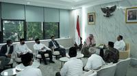 Menag Yaqut Cholil Qoumas terima kunjungan Duta Besar Kerajaan Arab Saudi Syekh Essam bin Abed Al-Taqafi di Kantor Kemenag. (Foto: Kemenag/Liputan6.com)