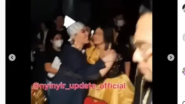 Keakraban Agnez Mo bareng rekan artis di Backstage HUT Indosiar ke-28 (Foto: TikTok Princesskalori via Instagram nyinyir_update_official)