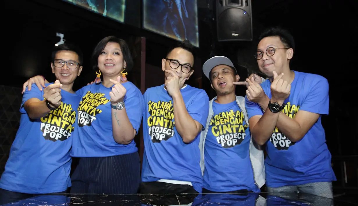 Setelah lama vakum tak merilis karya, grup yang beranggotakan Yosi, Udjo, Tika, Gugum, dan Odie  itu kembali merilis single baru berjudul Kalahkan dengan Cinta. Menurut mereka, single itu merupakan bentuk keresahannya. (Nurwahyunan/Bintang.com)