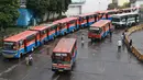 Angkutan Metromini menunggu penumpang di Terminal Blok M, Jakarta, Jumat (12/4). Sebanyak 312 bus sedang yang akan bekerja sama dengan Jak Lingko didapat dari empat operator yaitu Metromini, Kopaja, Kopami, dan Koantas Bima. (Liputan6.com/Immanuel Antonius)