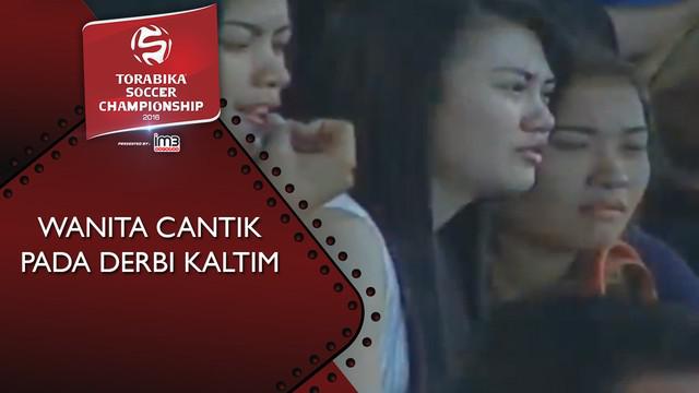 Pada laga derby Kalimantan antara Pusamania Borneo FC vs Persiba Balikpapan terlihat banyak wanita yang tertarik. Berikut wanita tersebut.