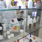 Sejumlah produk dipamerkan selama pameran niaga bahan baku industri farmasi CPhI SEA 2018 di JIExpo Jakarta, Kamis (29/3). CPhI merupakan pameran khusus bagi industri farmasi. (Liputan6.com/Angga Yuniar)