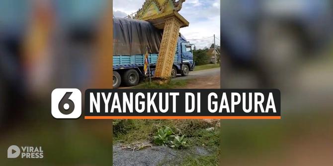 VIDEO: Truk Nyangkut di Gapura Jalan, Kok Bisa?