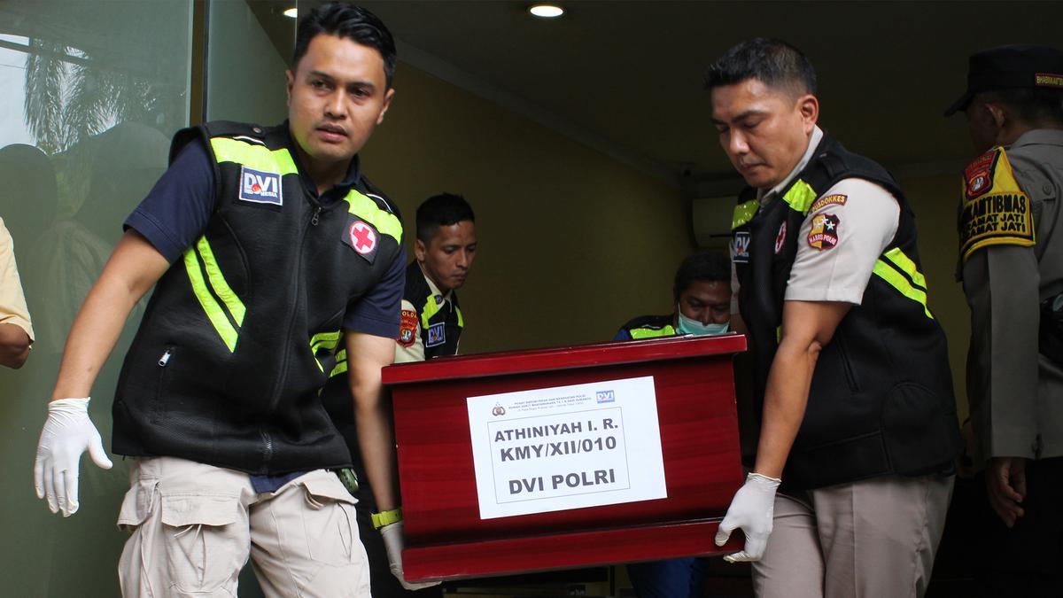 Isak Tangis Iringi Penyerahan Jenazah Korban Kebakaran Gedung Terra Drone