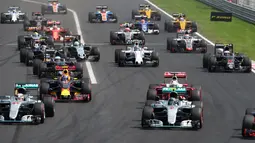 Aksi para pebalap selepas start F1 GP Hungaria di Sirkuit Hungaroring, Budapest, Minggu (24/7/2016). (AFP/Ferenc Isza)