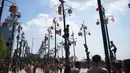 Sebanyak 48 batang pinang dengan beragam hadiah menarik seperti peralatan rumah tangga dan sepeda itu diikuti oleh ratusan peserta yang berkunjung ke Pantai Ancol. (AP Photo/Tatan Syuflana)