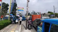 Tiang listrik dan reklame di bahu jalan yang mengganggu pengguna jalan di ruas jalan yang sudah dilebarkan di kawasan Puncak, Bogor, Jawa Barat. (Liputan6.com/Achmad Sudarno)