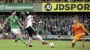 Proses terjadinya gol yang dicetak gelandang Jerman, Serge Gnabry, ke gawang Irlandia Utara pada laga Kualifikasi Piala Eropa 2020 di Windsor Park, Belfast, Senin (9/9). Irlandia Utara kalah 0-2 dari Jerman. (AFP/Paul Faith)
