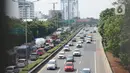 Kendaraan melintasi ruas jalan tol di Jakarta, Kamis (9/7/2020). Menteri Lingkungan Hidup dan Kehutanan, Siti Nurbaya, mengungkapkan pemerintah berencana menarik cukai emisi kendaraan bermotor. (Liputan6.com/Immanuel Antonius)