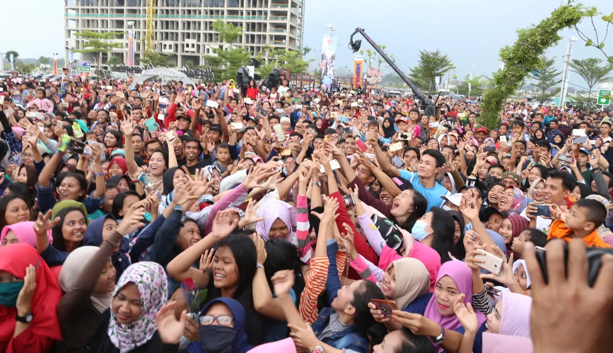 Stefan William (gitar dan vokal), Dylan Carr (drum), Cemal Faruk (keyboard), dan Ammar Zoni (vokal) ikut ambil bagian untuk meramaikan acara Meet and Greet perayaan satu tahun sinetron Anak Langit tayang. (Nurwahyunan/Bintang.com)