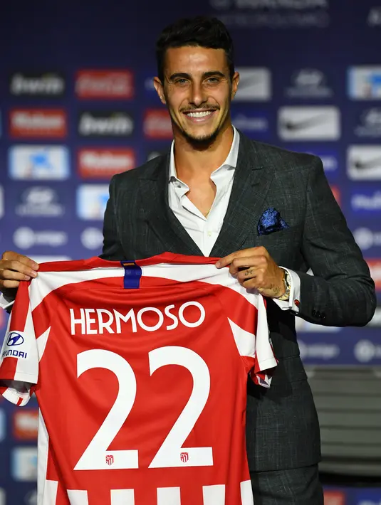 Bek Atletico Madrid, Mario Hermoso  berpose dengan jersey klub barunya selama pengenal dirinya di Wanda Metropolitano di Madrid (18/7/2019). Biaya transfer Hermoso diperkirakan senilai 29 juta euro. (AFP Photo/Gabriel Bouys)