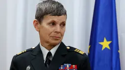 Mayor Jenderal, Alenka Ermenc menghadiri upacara serah terima jabatan sebagai Panglima Militer di Ljubljana, Slovenia, Rabu (28/11). Ermenc menjadi satu-satunya perempuan di antara panglima militer negara anggota NATO lainnya. (AP/Darko Bandic)