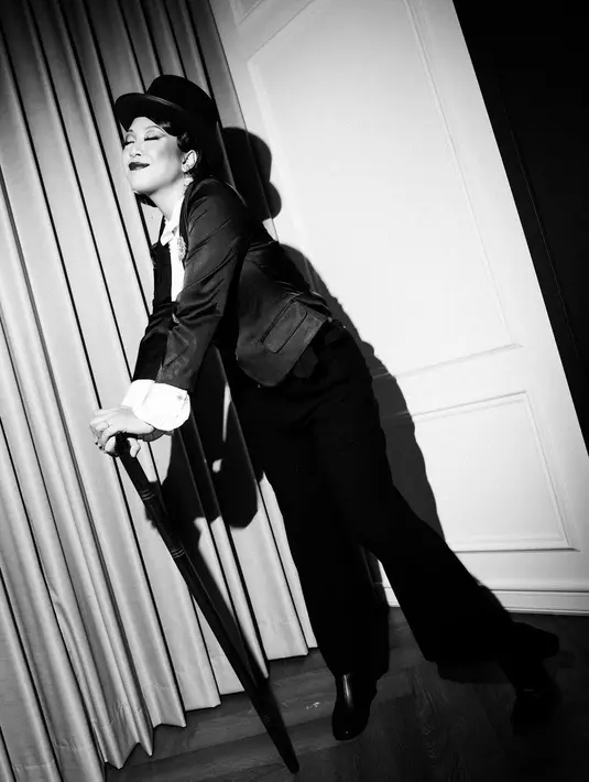 Gaya makeup-nya juga tampak begitu unik dan sesuai tema. [Foto: Instagram/ Sherina]