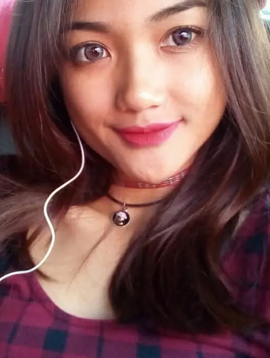 Marion Jola tampil dengan dua kalung choker yang saat itu menjadi aksesori wajib di tahun 2016. Ia memadukannya dengan atasan lengan pendek motif tartan maroon. [@lalamarionmj]