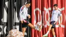 Pemain Bayern Munchen Niklas Suele (kiri) dan Robert Lewandowski (kanan) menendang bola saat sesi latihan di tempat latihan klub di Munchen, Jerman, 13 September 2021. Bayern Munchen akan menghadapi Barcelona pada pertandingan Grup E Liga Champions. (CHRISTOF STACHE/AFP)