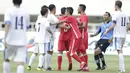 Pemain Uzbekistan bersitegang dengan pemain Bahrain pada laga PSSI Anniversary Cup 2018 di Stadion Pakansari, Senin (30/4/2018). Babak pertama  Uzbekistan 1-1 dengan Bahrain.  (Bola.com/M Iqbal Ichsan)