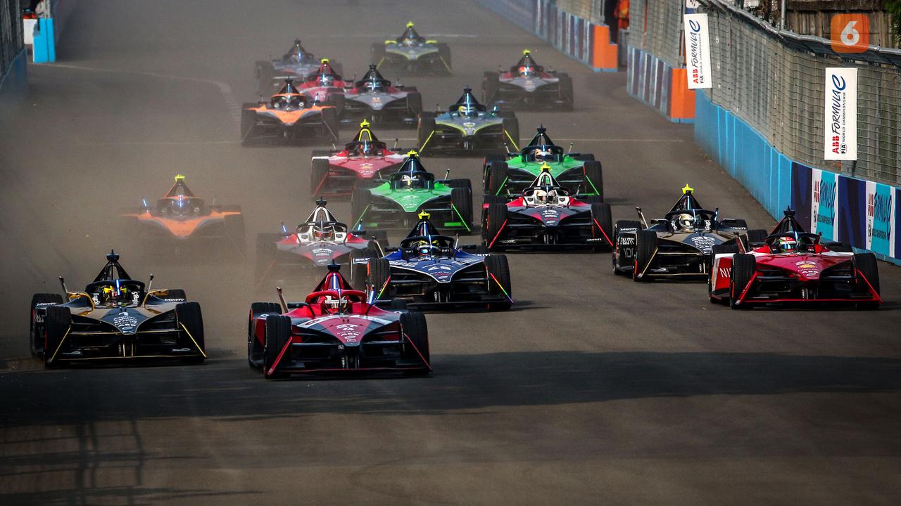Foto: Melihat Kembali Aksi Juara Dunia Formula E 2023, Jake Dennis saat Memacu Mobilnya di Jakarta E-Prix