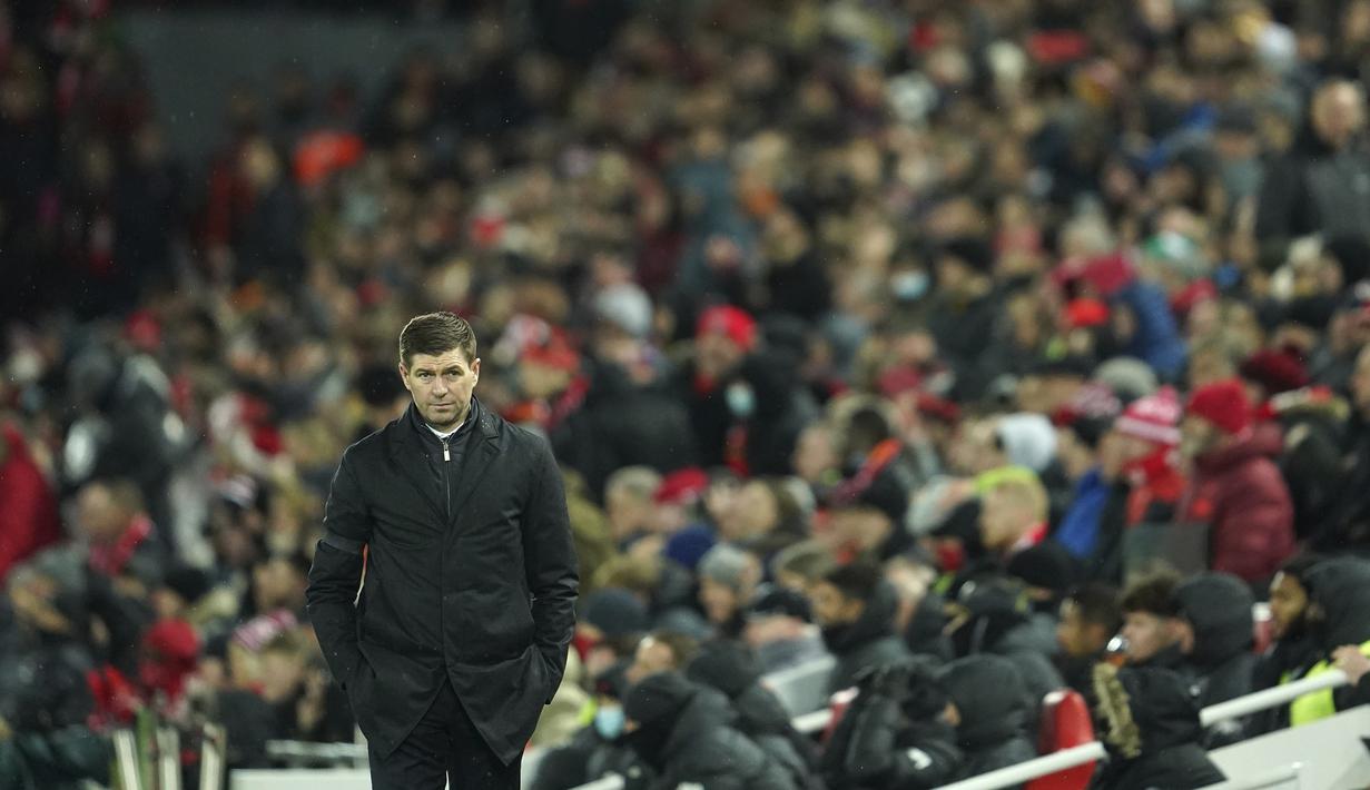 Steven Gerrard mendapatkan sambutan hangat dari para fans Liverpool menyambut kedatangan kembali Captain Fantastic di Anfield meskipun kini dengan status sebagai pelatih Aston Villa, lawan yang harus dikalahkan. (AP/Jon Super)