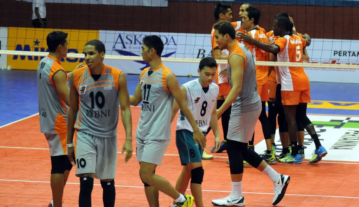 Luapan ekpresi kekecewaan tim putra Jakarta BNI 46 usai dikalahkan Surabaya Samator (0-3) di putaran kedua Pertamina Proliga 2015 di Hall A Senayan, Jakarta, Minggu (21/3/2015). (Liputan6.com/Helmi Fithriansyah)