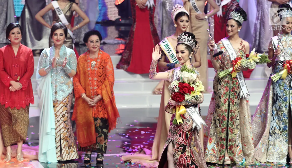 Sonia Fergina Citra dari Bangka Belitung melambaikan tangan usai terpilih sebagai Puteri Indonesia 2018 menyisihkan finalis Banten dan Kalimantan Barat pada malam pemilihan Puteri Indonesia 2018 di JCC, Jakarta, Jumat (9/3). (Liputan6.com/Herman Zakharia)