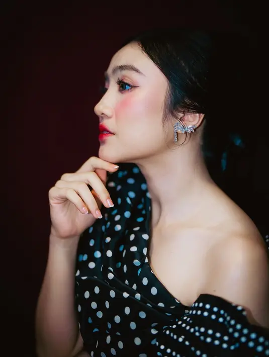 Wajah Febby Rastanty dipulas dengan makeup yang fresh ala Korean Look kenakan lip tint cherry [@febbyrastanty]