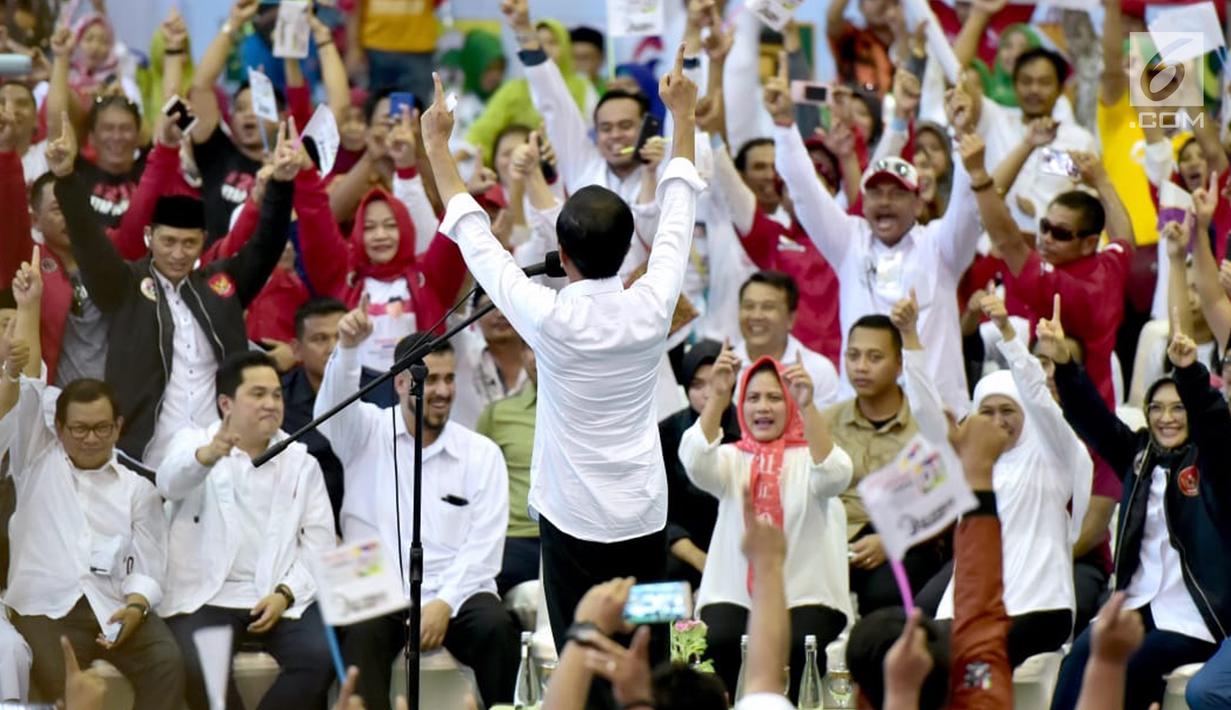 FOTO: Jokowi Tunjukkan Kartu Sakti Saat Kampanye di Probolinggo - Pilpres Liputan6.com