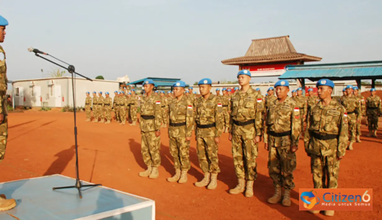 Citizen6, Dungu: Dansatgas Kontingen Garuda XX-I/MONUSCO Letkol Czi Sapto Widhi Nugroho memimpin upacara pelaporan kenaikan pangkat 20 prajurit TNI, di lapangan Bumi Nusantara Camp, Dungu, Kongo, Afrika, Selasa (3/4). (Pengirim: Badarudin Bakri)  