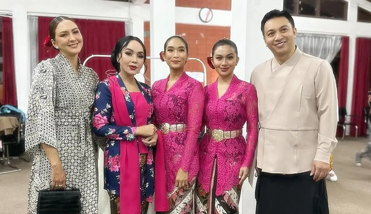 Jika biasanya Ariel Tatum tampil dengan makeup bold, koki riasan wajah pun dibuat natural. Begitupun dengan Happy Salma. [@dagnesia]