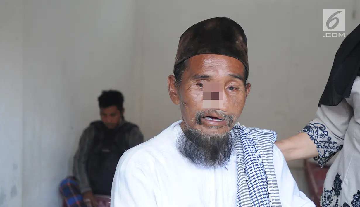 Pengemis yang sempat viral saat diinterogasi petugas Dinas Sosial di Kantor Dinsos, Jalan Merdeka, Bogor, Jawa Barat, Rabu (20/3). Pengemis tersebut juga membantah kabar bahwa dia sebagai juragan angkot. (merdeka.com/Arie Basuki)