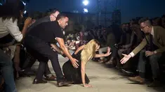 Bagi seorang model, terjatuh saat berjalan di atas catwalk adalah hal yang memalukan. Tapi hal ini malah berlaku sebaliknya bagi Candice Swanepoel.