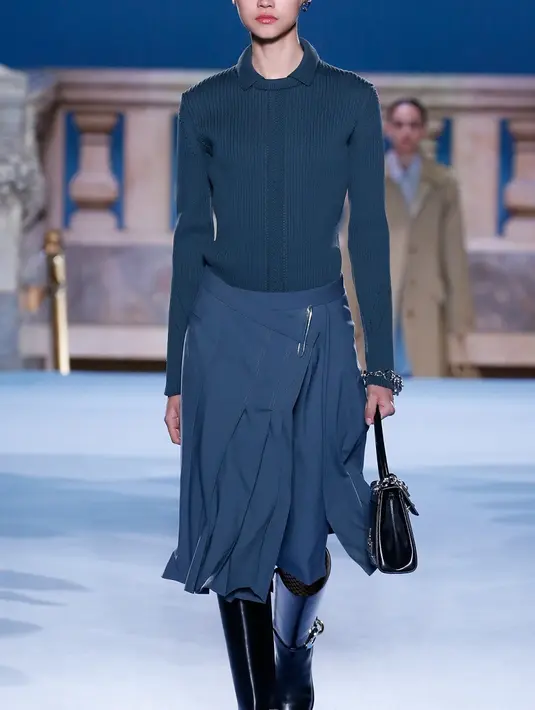 Misalnya, rok lipit dikenakan sedikit miring dengan peniti raksasa atau sweater kasmir yang dihadirkan berlengan dan sudah dikerutkan sebelumnya untuk siap dilepas-pasang. [Dok/ToryBurch]