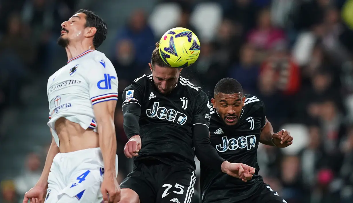 Pemain Juventus Adrien Rabiot (tengah) menyundul bola saat melawan Sampdoria pada pertandingan sepak bola Serie A Liga Italia di Juventus Stadium, Turin, Italia, 12 Maret 2023. Juventus mengalahkan Sampdoria dengan skor 4-2. (Spada/LaPresse via AP)
