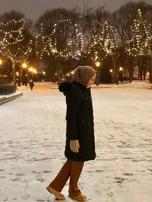 Belum memikirkan tentang pendamping hidupnya lagi, yang menjadi fokus seorang Desy Ratnasari sekarang ini adalah menyelesaikan pendidikan S3 dan juga menjadi politikus. (Instagram/desyratnasariterdepan)