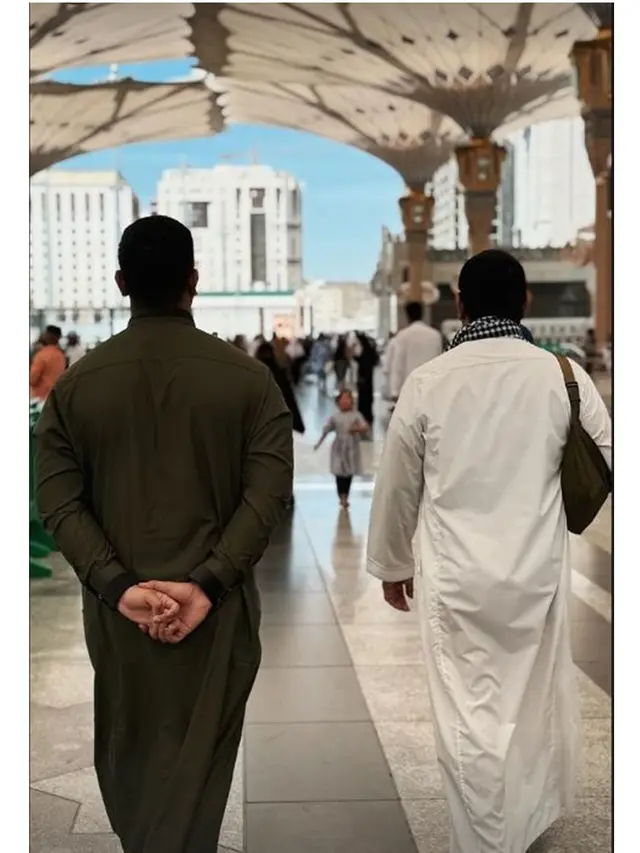 7 Potret Darma Mangkuluhur Umrah Bareng Sang Ayah Tommy Soeharto, Tampil Gagah