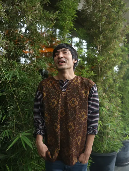 Sebelumnya, Abimana Aryasatya dikabarkan sempat menolak tawaran untuk bermain di film garapan sutradara Rizal Mantovani ini. Hal tersebut karena ia kerap kali dipasangkan dengan Acha Septriasa di beberapa judul film. (Andy Masela/Bintang.com)