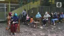 Sejumlah warga menunggu untuk divaksin di MTs As-Syafiiyah, Cilangkap, Jakarta, Kamis (3/6/2021).  Vaksinasi massal bagi warga RT 03/RW 03 Cilangkap, Cipayung, Jakarta Timur menggunakan vaksin produksi AstraZeneca. (Liputan6.com/Herman Zakharia)