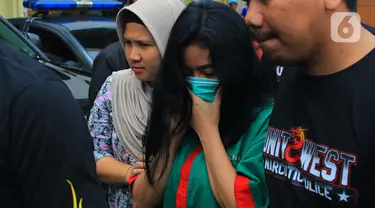 Artis sekaligus model Andi Novitalia alias Vitalia Sesha mengenakan baju tahanan saat dihadirkan dalam konferensi pers dalam kasus narkoba di Polres Metro Jakarta Barat, Kamis (26/2/2020). Vitalia Shesa resmi menjadi tersangka kasus narkoba. (merdeka.com/Magang/Muhammad Fayyadh)